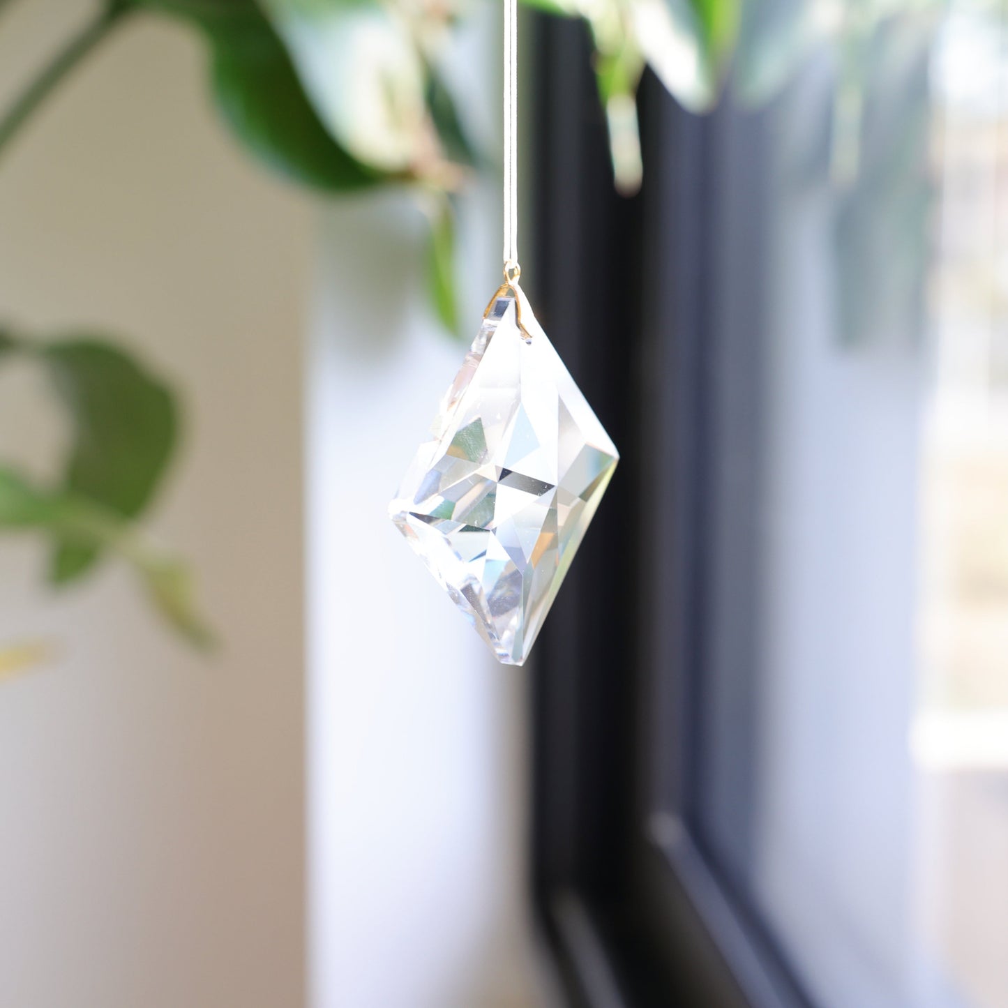 attrape-soleil suspendu à une fenêtre 