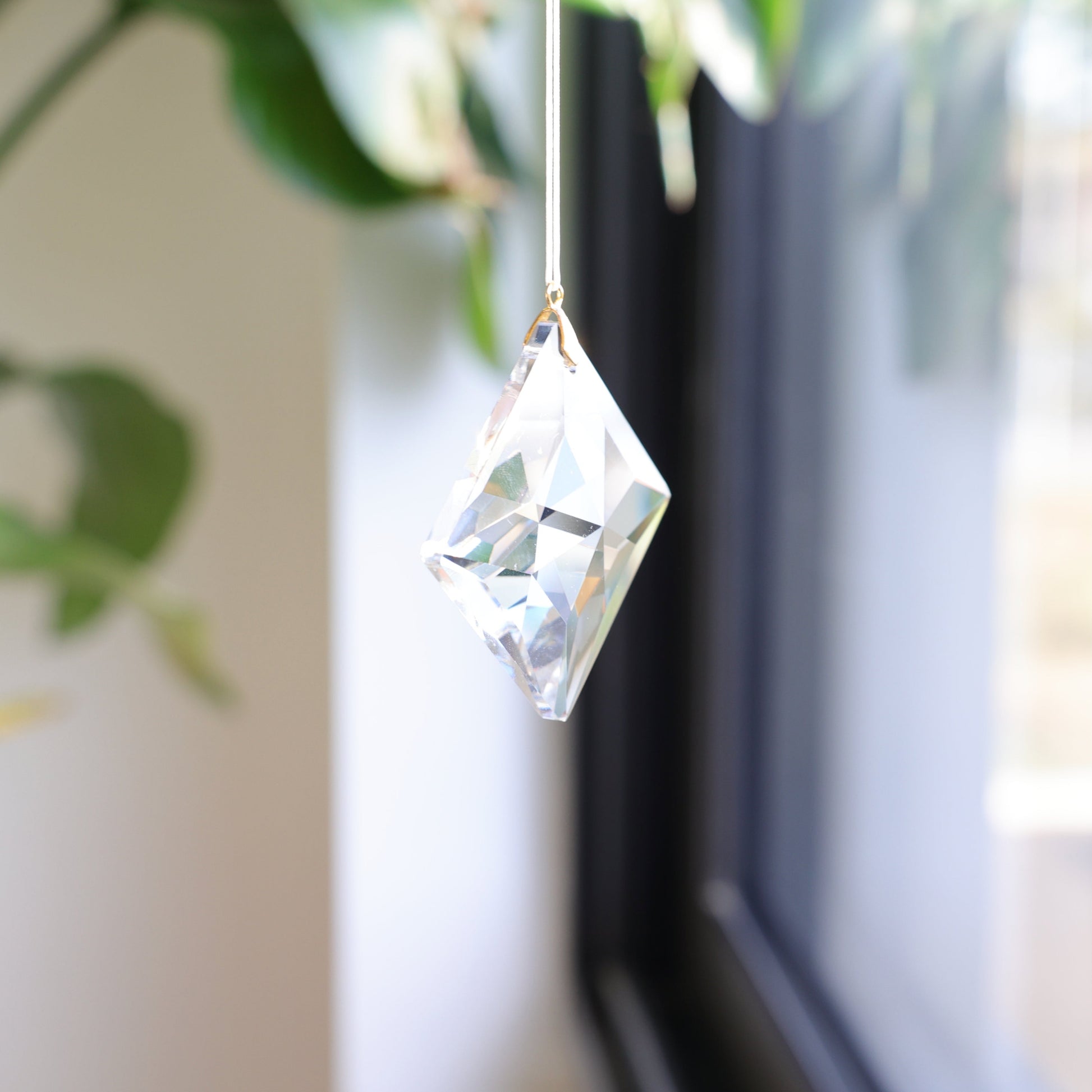 attrape-soleil suspendu à une fenêtre 