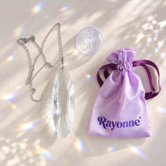 attrape soleil vu en flat lay avec pochon en satin rayonne