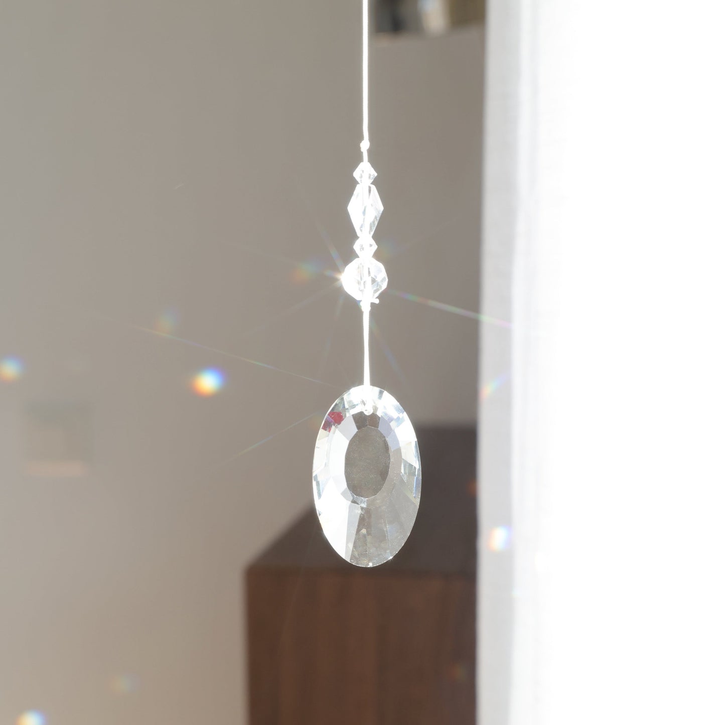 suncatcher suspendu à une fenêtre 