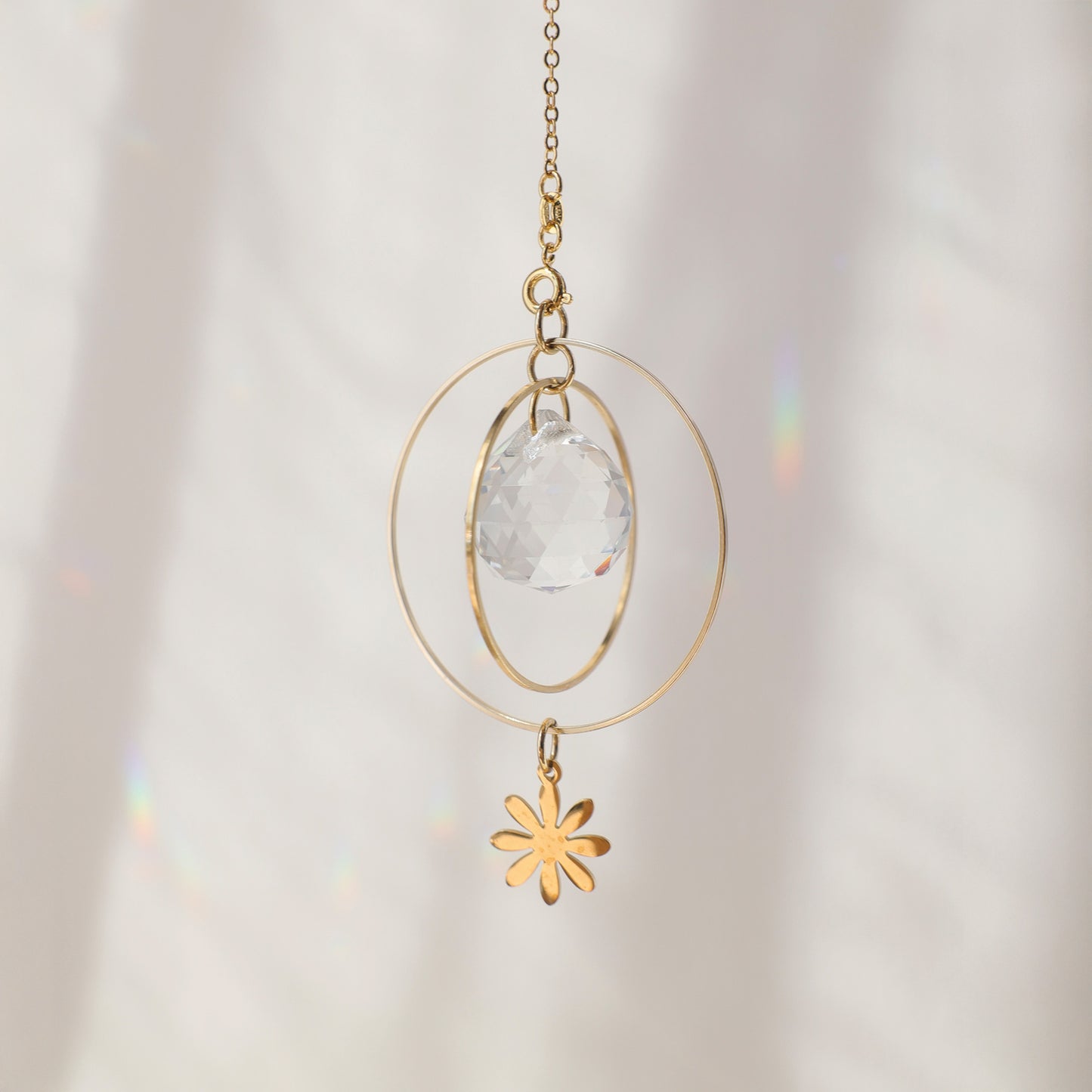 Suncatcher Rayonne avec petite fleur dorée, fabriquée en France