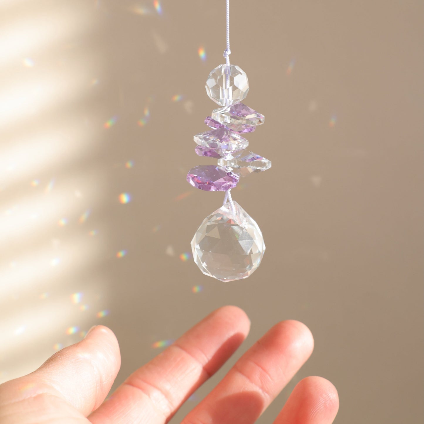 petit suncatcher reflétant des prismes arc-en-ciel 