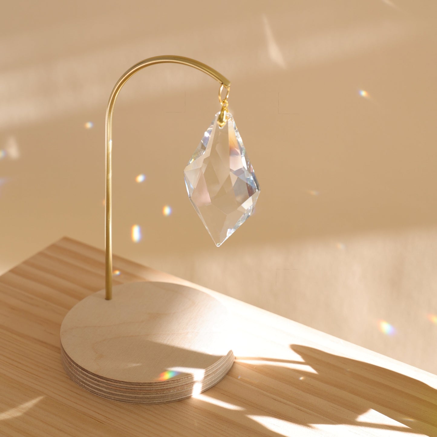 suncatcher en cristal posé sur une table en bois