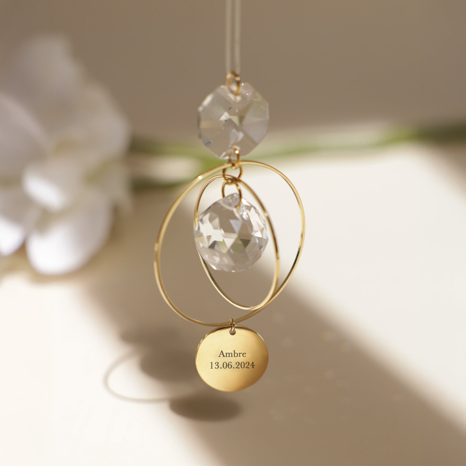 Suncatcher avec prénom ou date de naissance gravé sur le médaillon pour un cadeau de naissance ou d'anniversaire