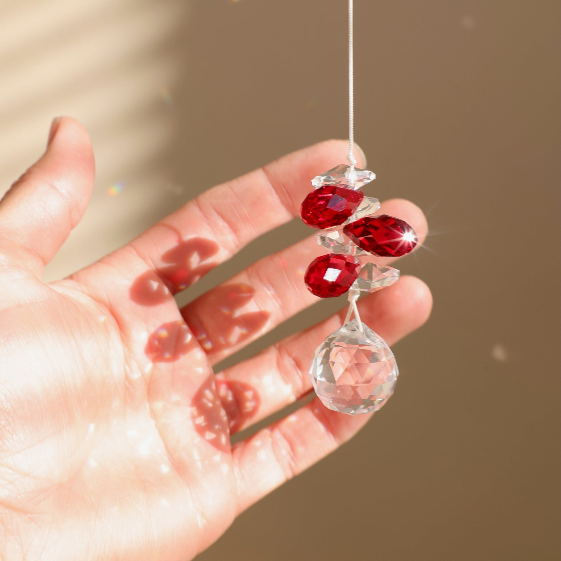 suncatcher en cristaux transparents et rouges 
