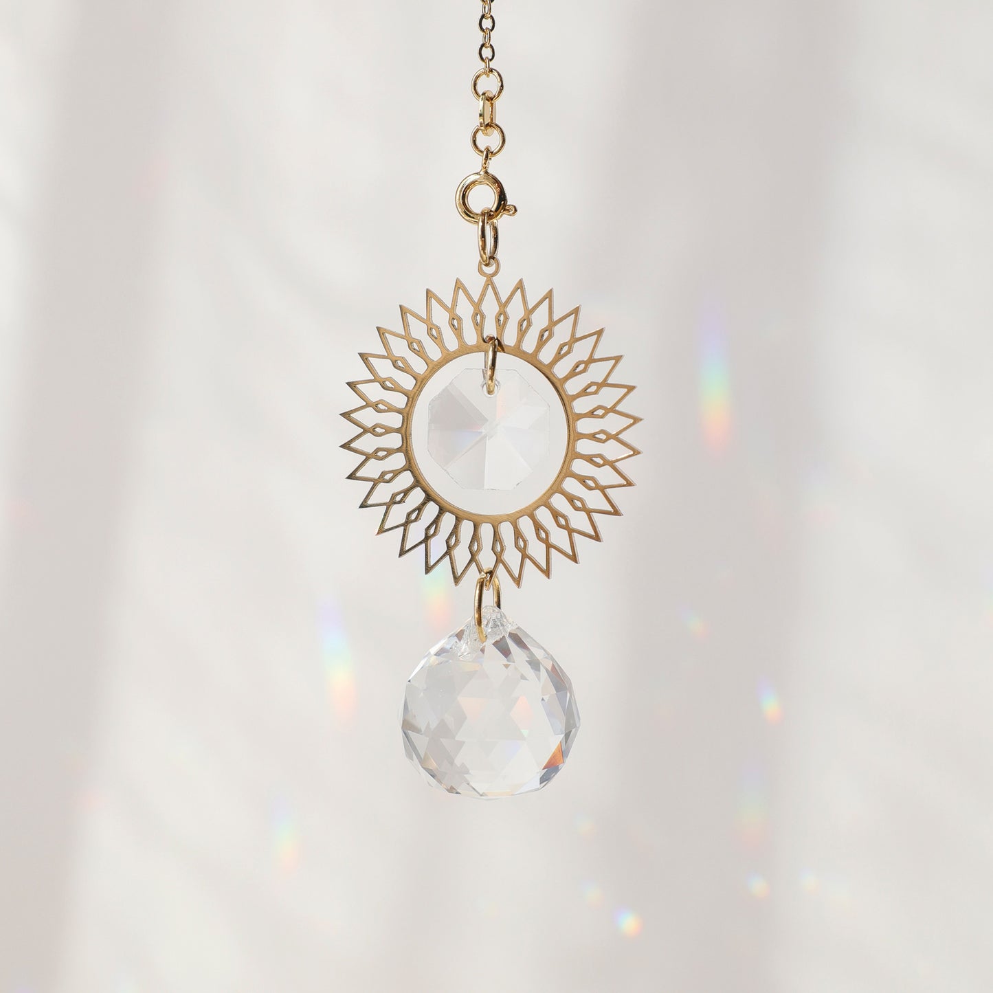 Attrape-soleil dorée avec cristaux transparents, de la marque Rayonne