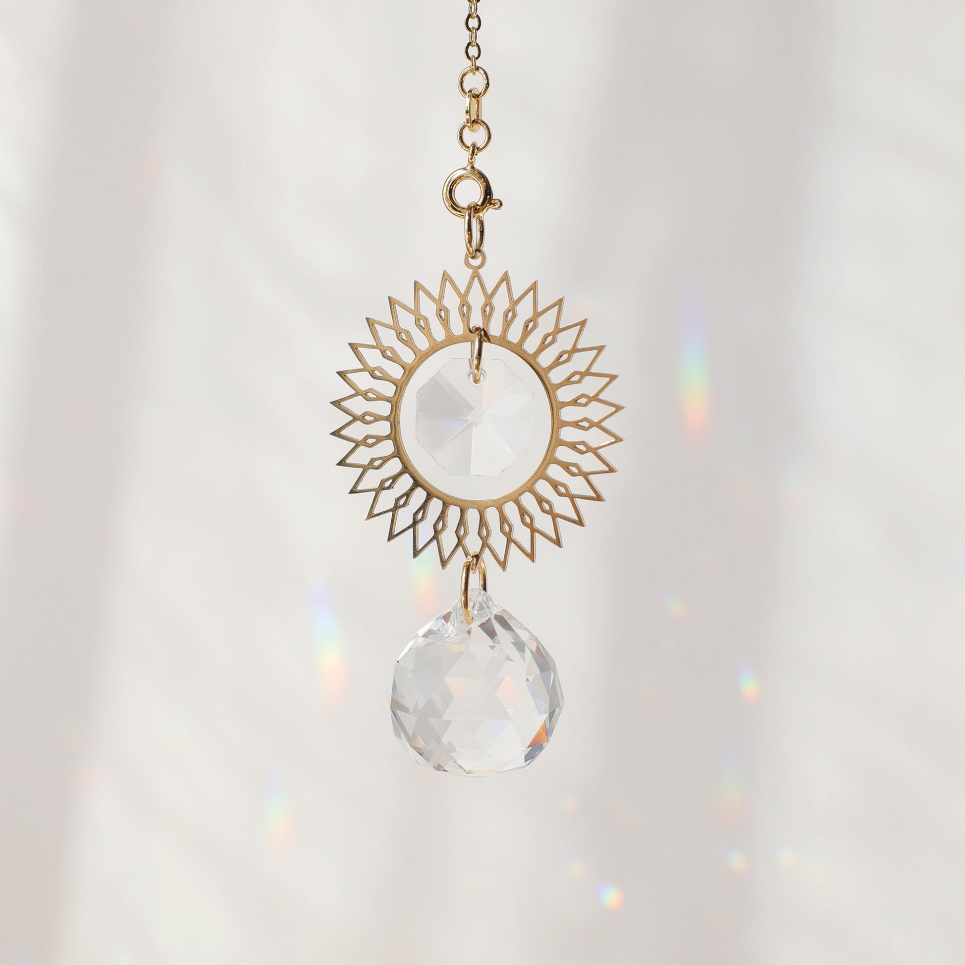 Attrape-soleil dorée avec cristaux transparents, de la marque Rayonne