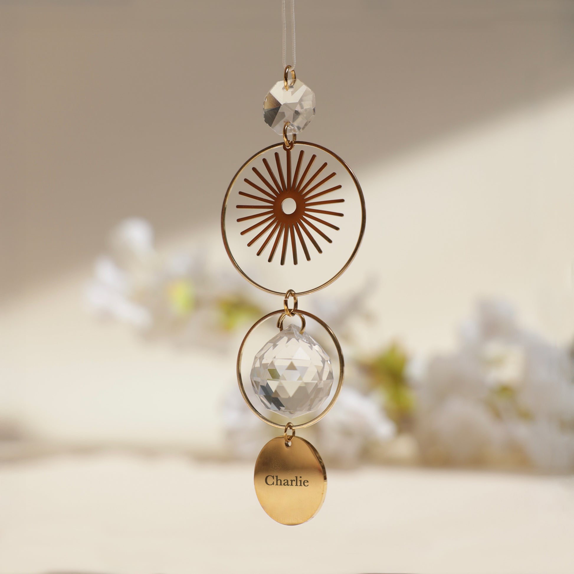 Suncatcher TENDRESSE personnalisé avec médaillon gravé avec un prénom, pour idée cadeau originale et unique