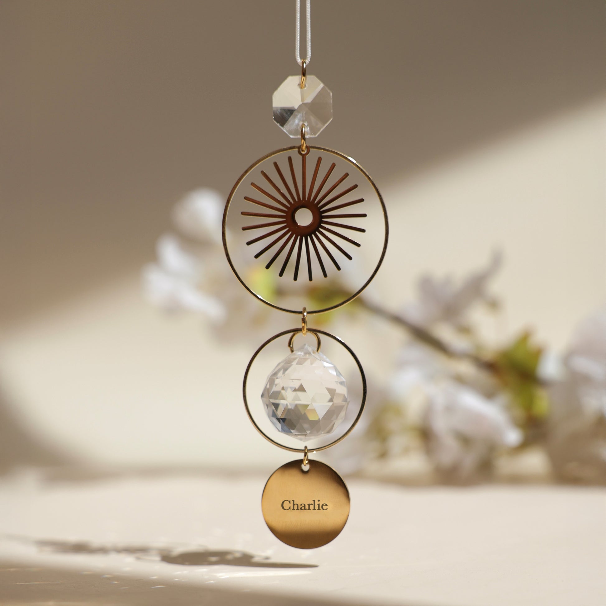 Attrape soleil Rayonne® personnalisable avec un prénom gravé. Cadeau original et unique pour une naissance, un baptème