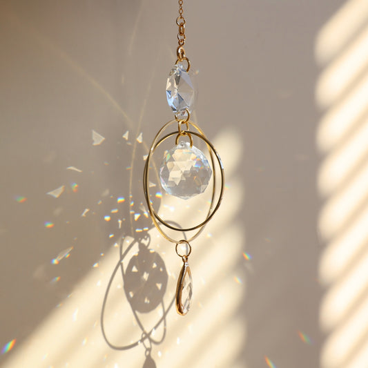 suncatcher suspendu qui reflète des prismes arcs-en-ciel