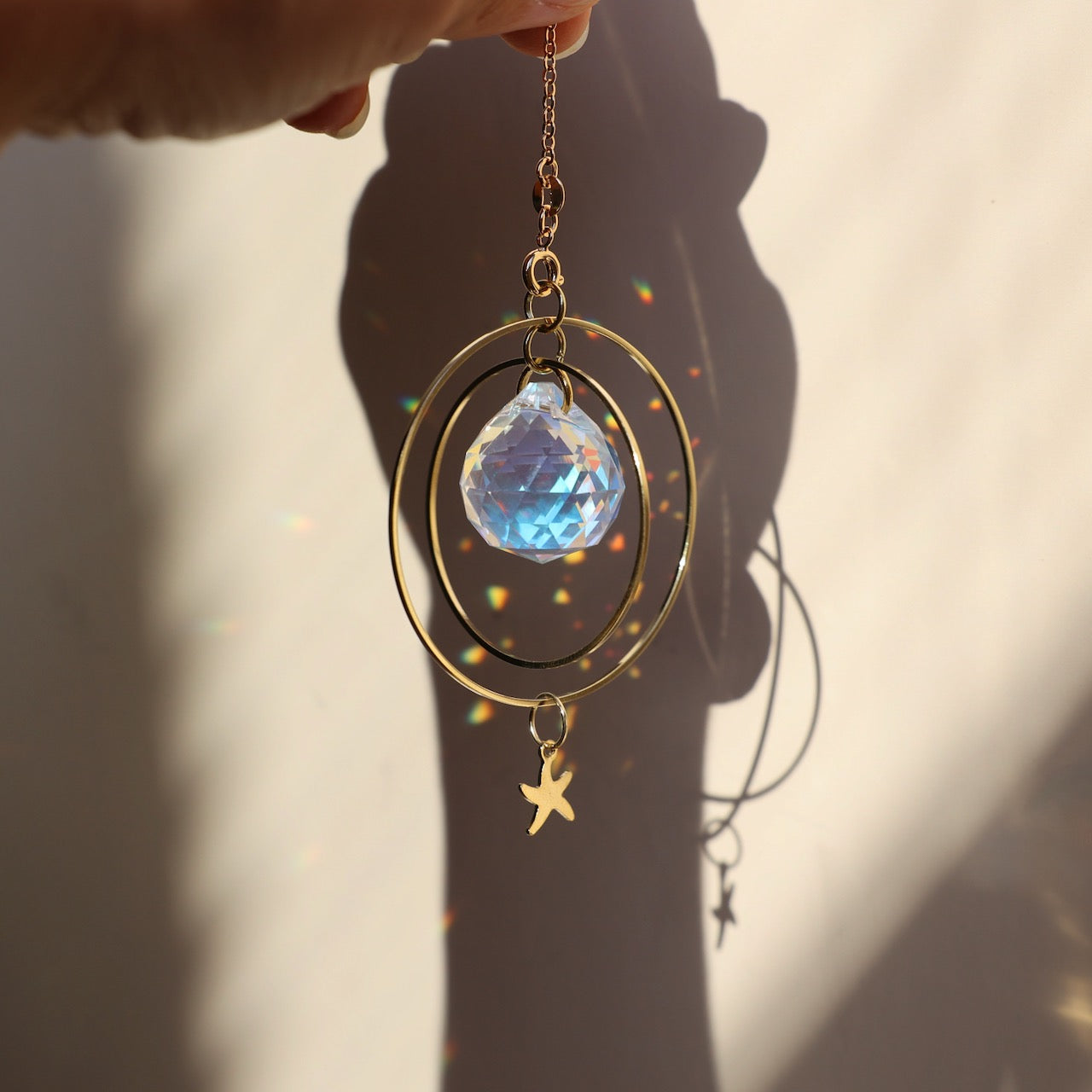 suncatcher en cristal diffusant des reflets arcs-en-ciel dans la maison 