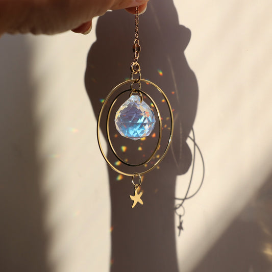 suncatcher en cristal diffusant des reflets arcs-en-ciel dans la maison 
