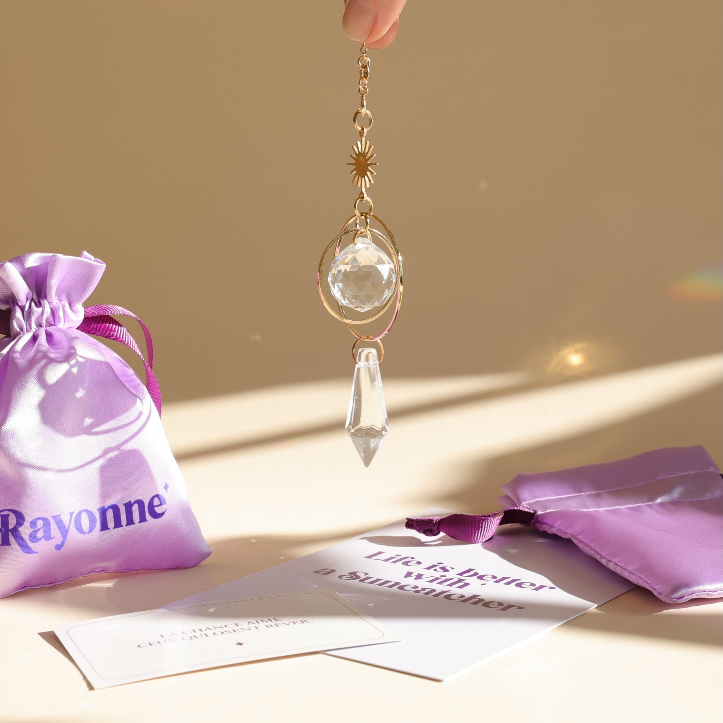 suncatcher en cristal et son packaging violet 
