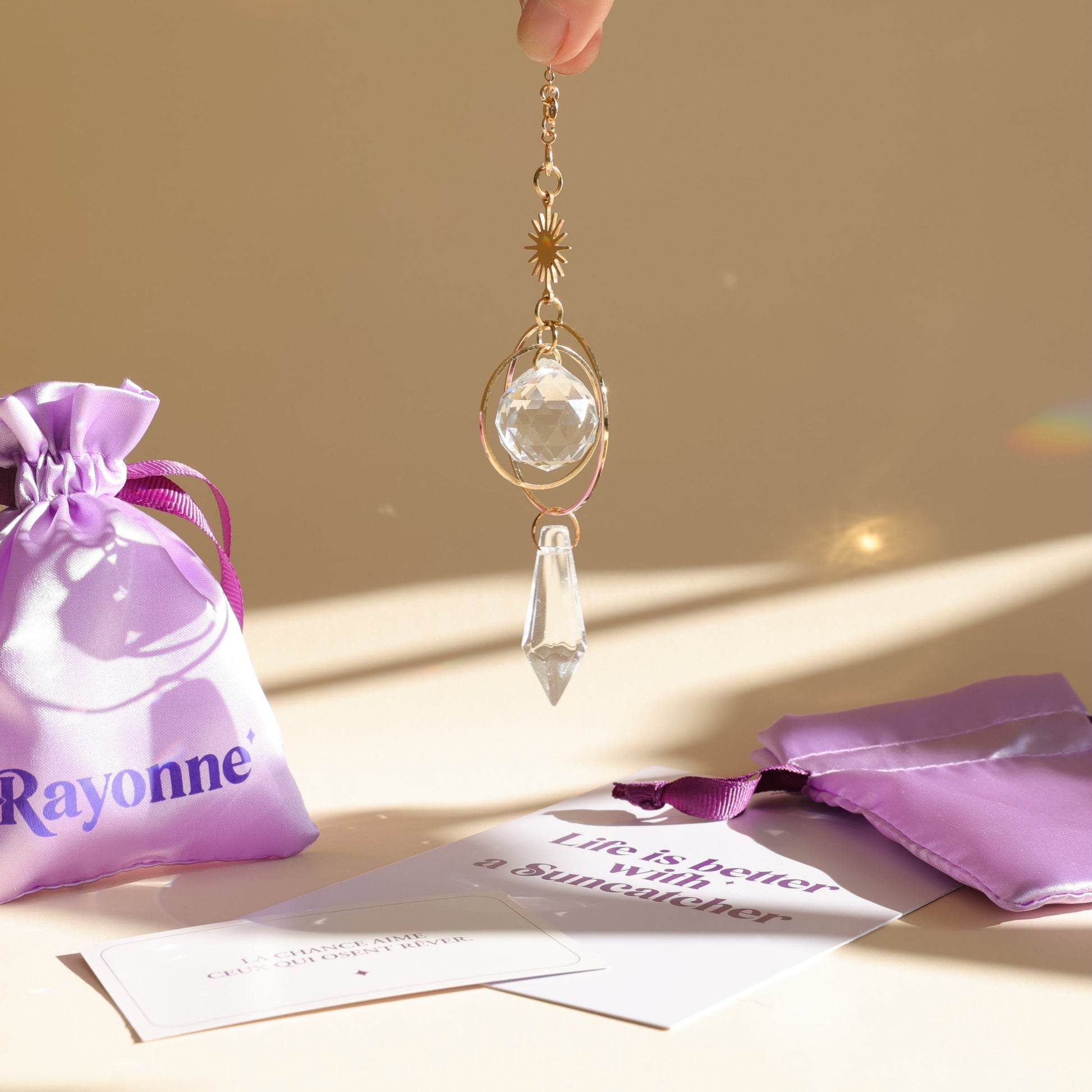 suncatcher en cristal et son packaging violet 
