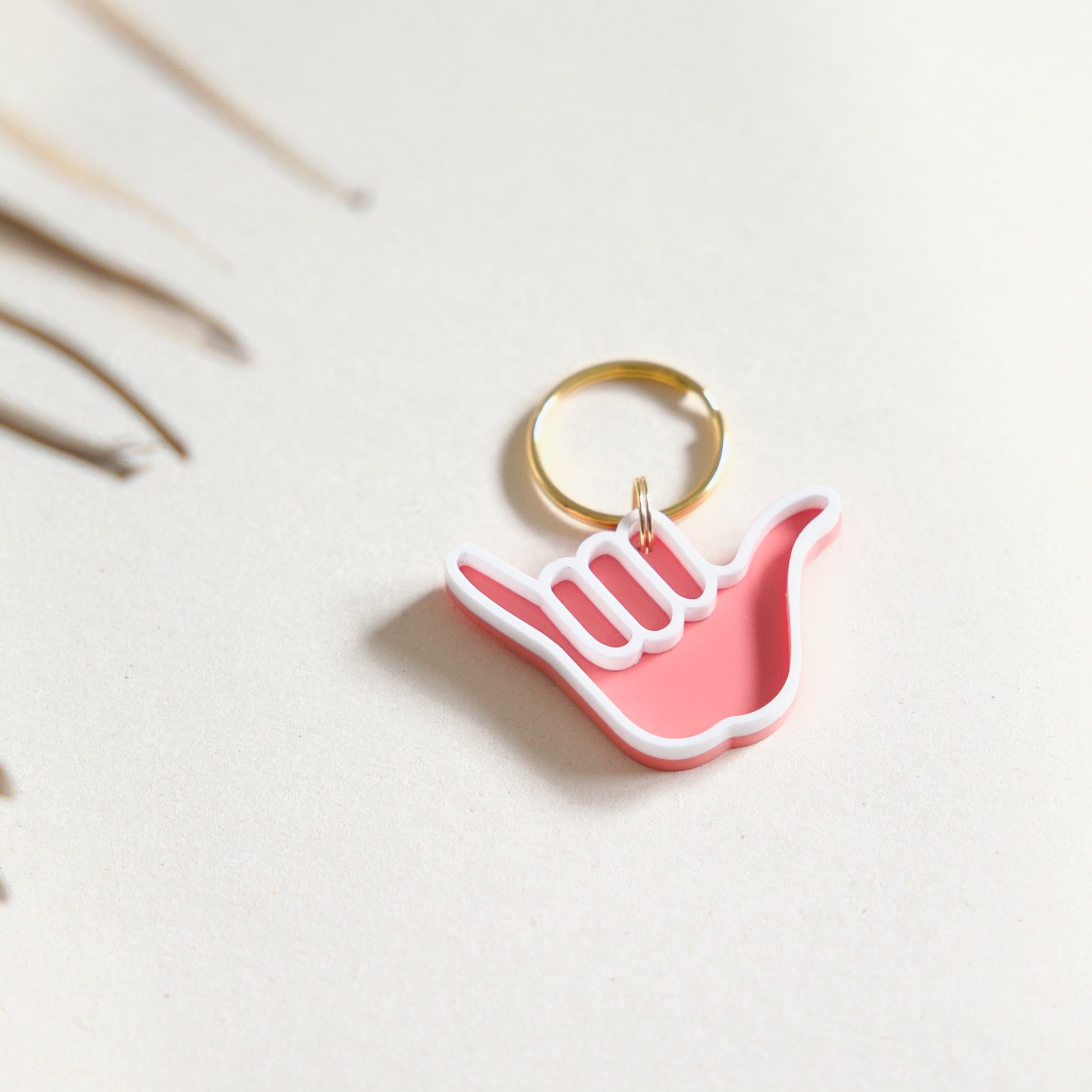 Porte clef rose en forme de Shaka